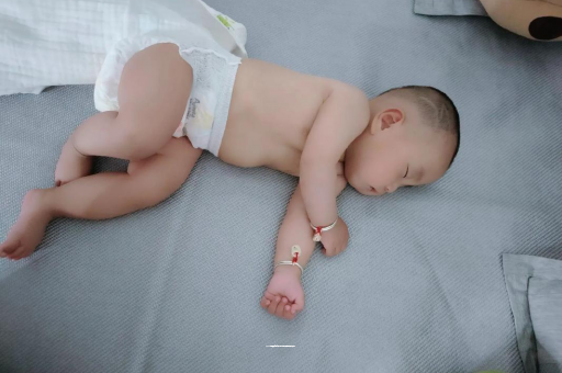 海安三个月宝宝抬头不稳